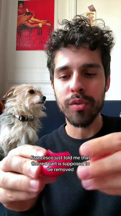Il découvre comment manger correctement un babybel