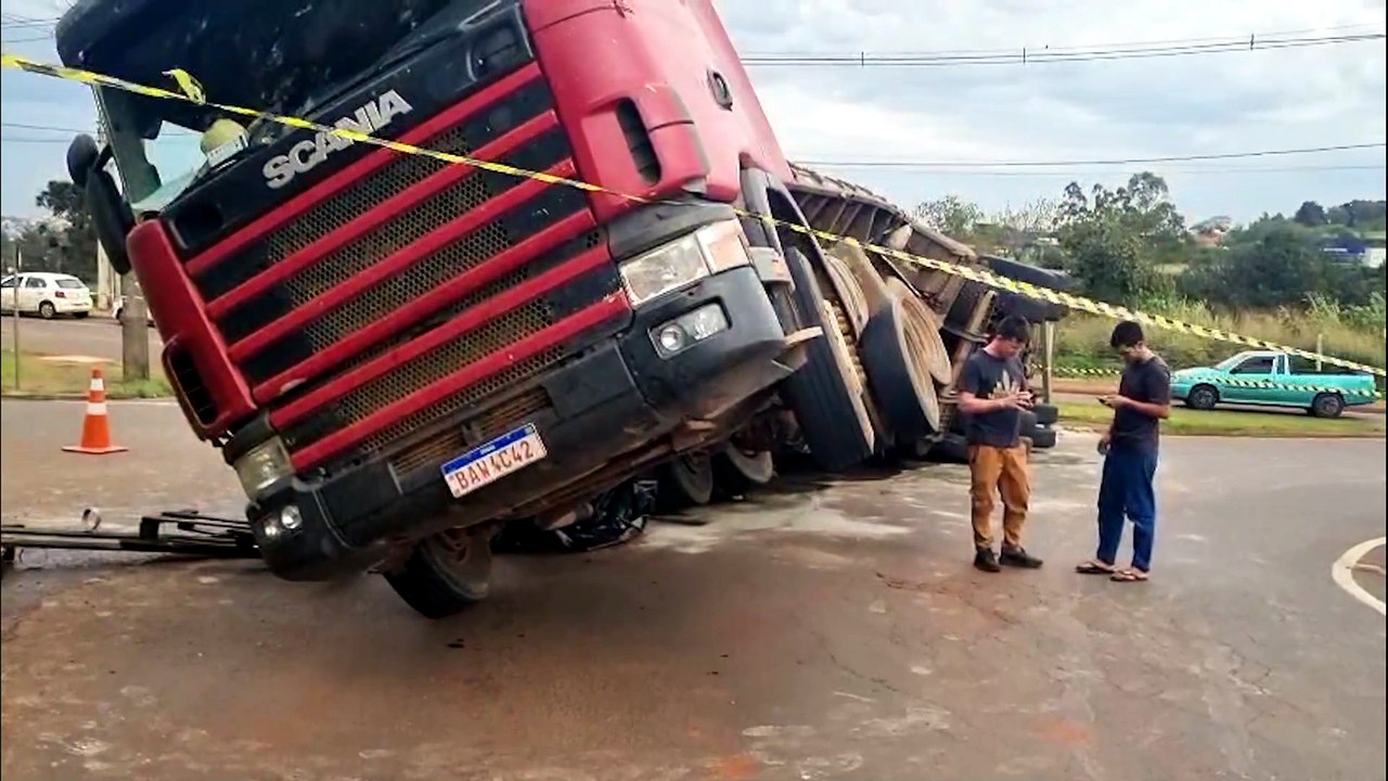 Caminhão tombado complica trânsito na Rua Áustria em Cascavel e retirada segue sem previsão