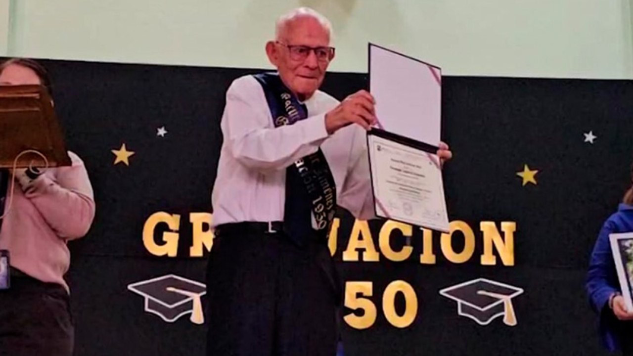 Recibió su título de sexto grado a los 90 años: vea aquí su graduación