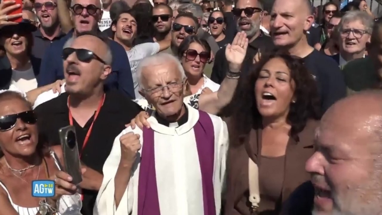 «Io vagabondo» risuona per don Mazzi: il saluto dei suoi ragazzi in piazza Sant'Ambrogio