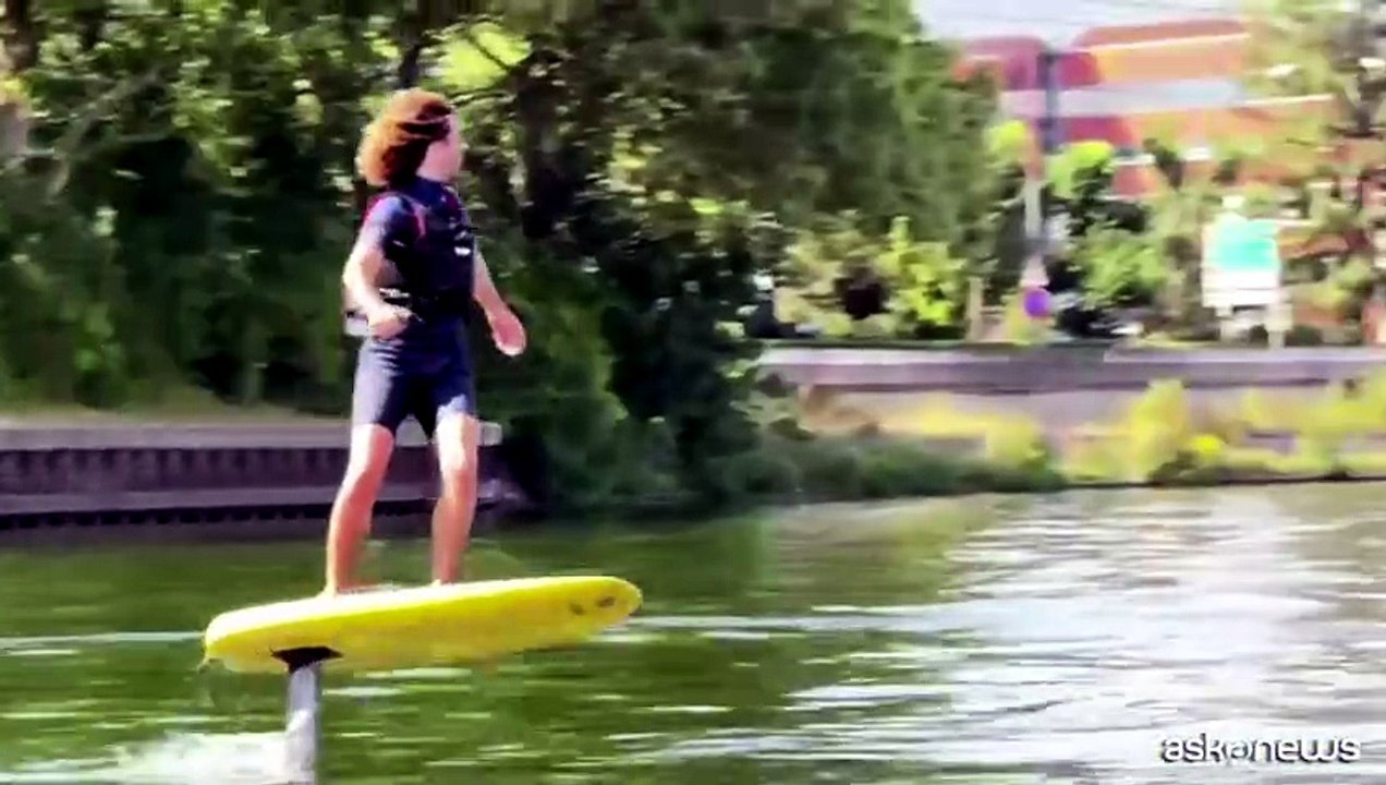 Parigi, sulla Senna si vola a pelo d'acqua con l'e-foil