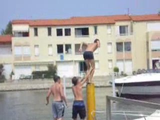 Baignade dans la marina