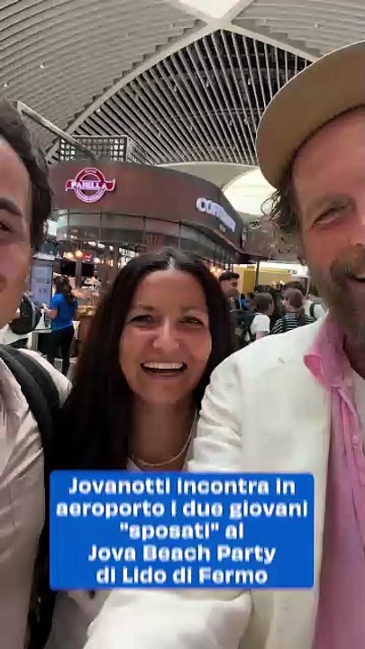 Jovanotti incontra in aeroporto i due giovani "sposati" al Jova Beach Party di Lido di Fermo. Il video
