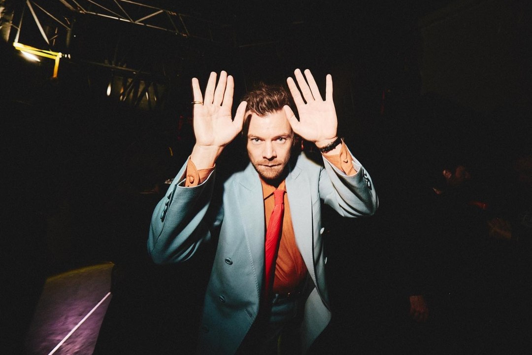 Harry Styles sufre aparatosa caída en pleno concierto en México