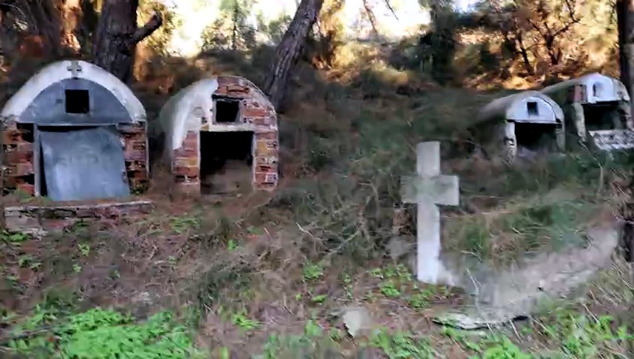 Εγκαταλελειμμένο νεκροταφείο σε πλαγιά