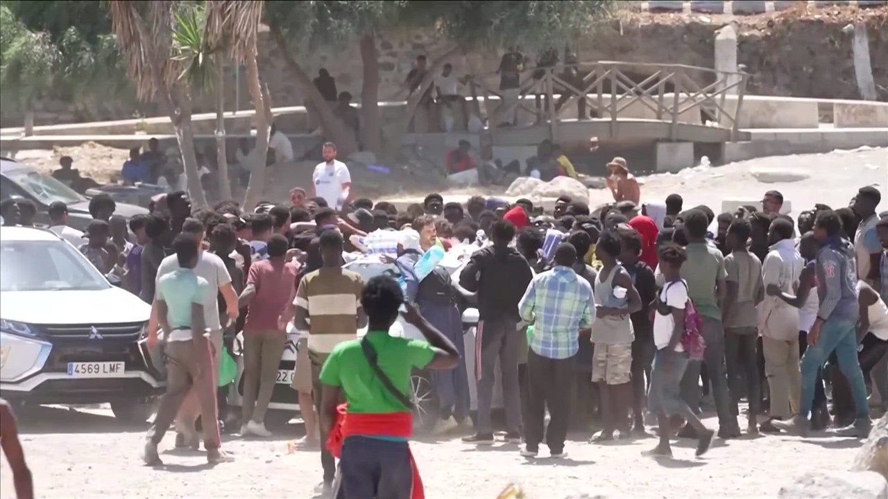Inmigrantes se apresuran a conseguir suministros en Ceuta con la esperanza de obtener asilo en España