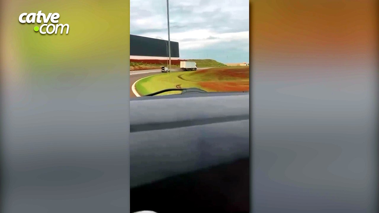Vídeo mostra carro funerário trafegando com porta-malas aberto em Cascavel
