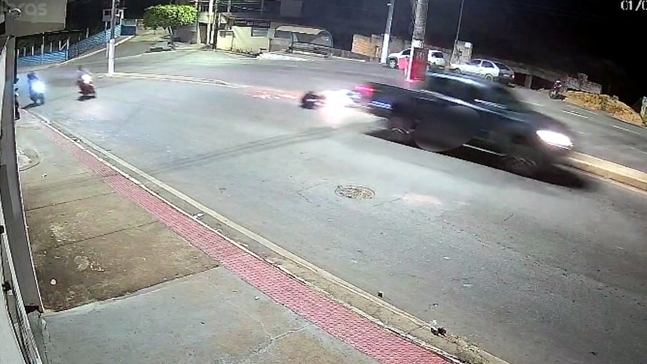 Motociclista é arremessada após colisão com caminhonete