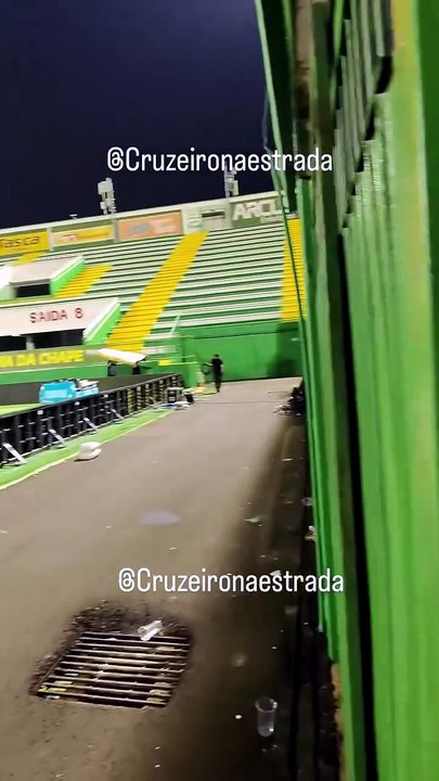 Matheus Pereira abordado por adeptos do Cruzeiro
