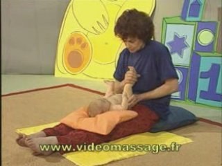 Massage pour bébé agé de 2 mois