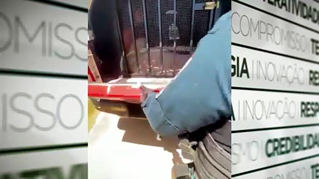 Mulher presa por suspeita de trafico de drogas, tenta subornar policiais.