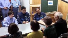 Premier Japonii Sanae Takaichi na miejscu trzęsienia ziemi. Sprzątanie rusza w upale
