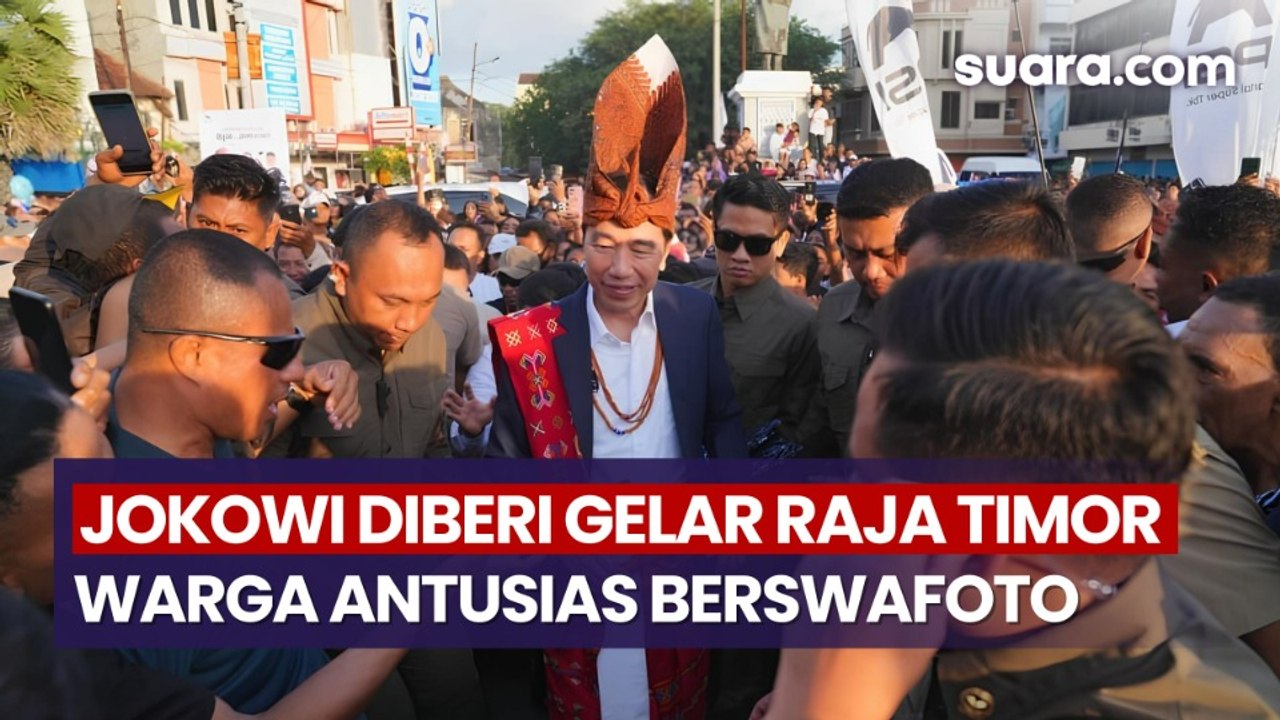 Jokowi Terima Gelar Sesepuh Raja Timor, Warga Kupang Antusias Berebut Momen