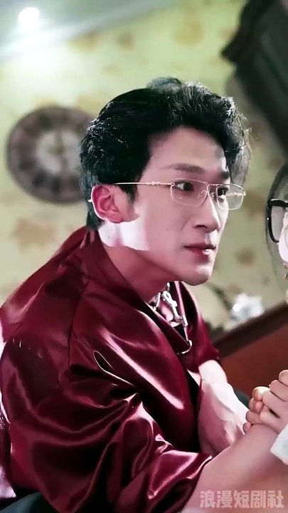 she wears precognitive glasses to cheat and utterly crush the uncles who stole her family fortune