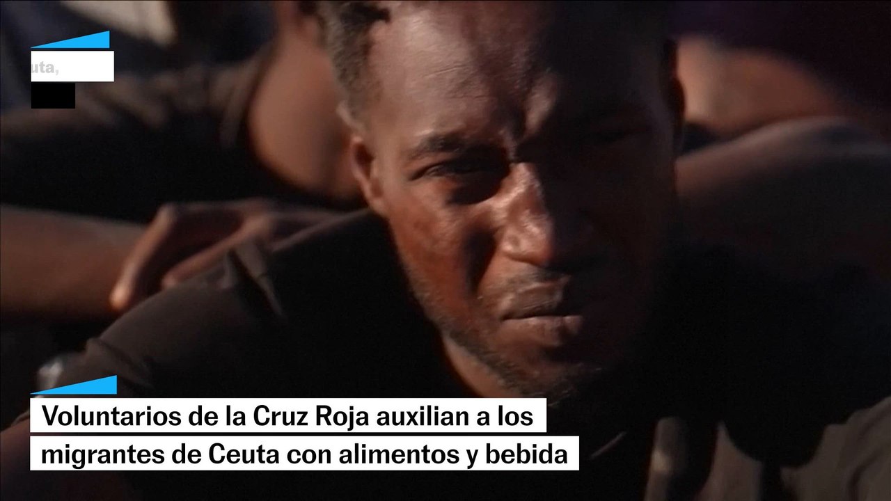 La Cruz Roja auxilia a los migrantes de Ceuta