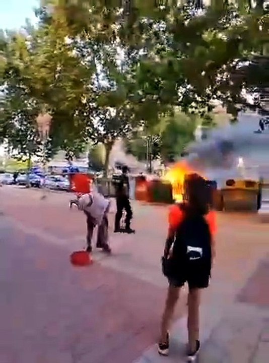Incendio en un contenedor en el paseo de Zorrilla