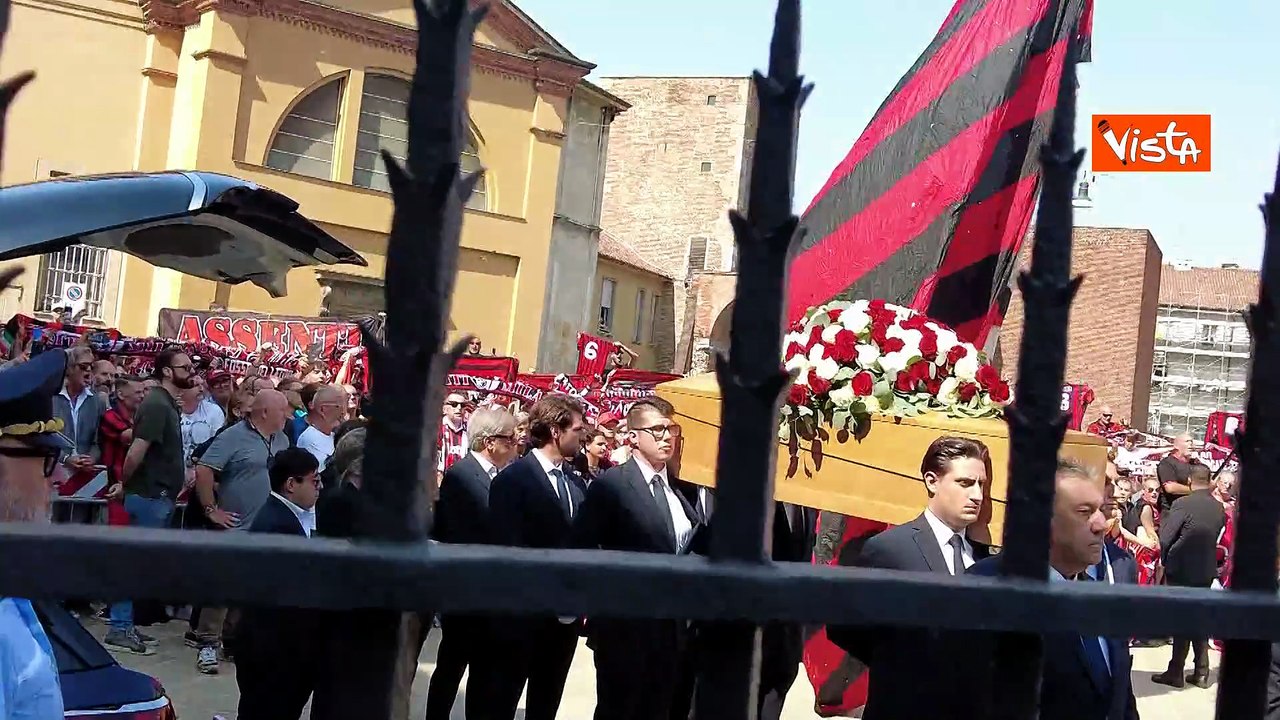 L'arrivo del feretro di Baresi nella Basilica di Sant'Ambrogio a Milano