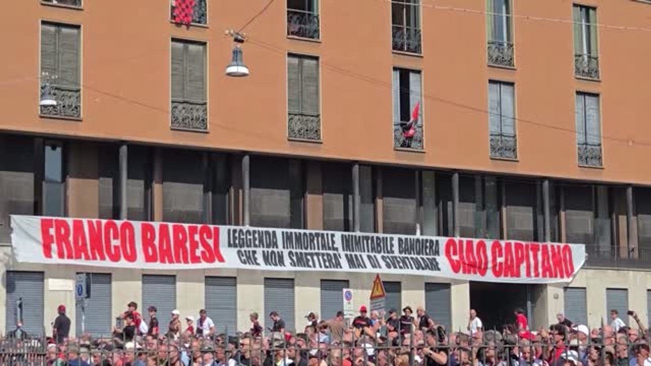 Funérailles de Baresi - Les chants des fans accompagnent l’arrivée du cercueil dans la basilique de Milan
