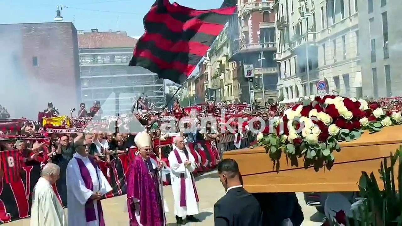 Baresi, centinaia di tifosi per l'ultimo saluto: sventola la bandiera n.6