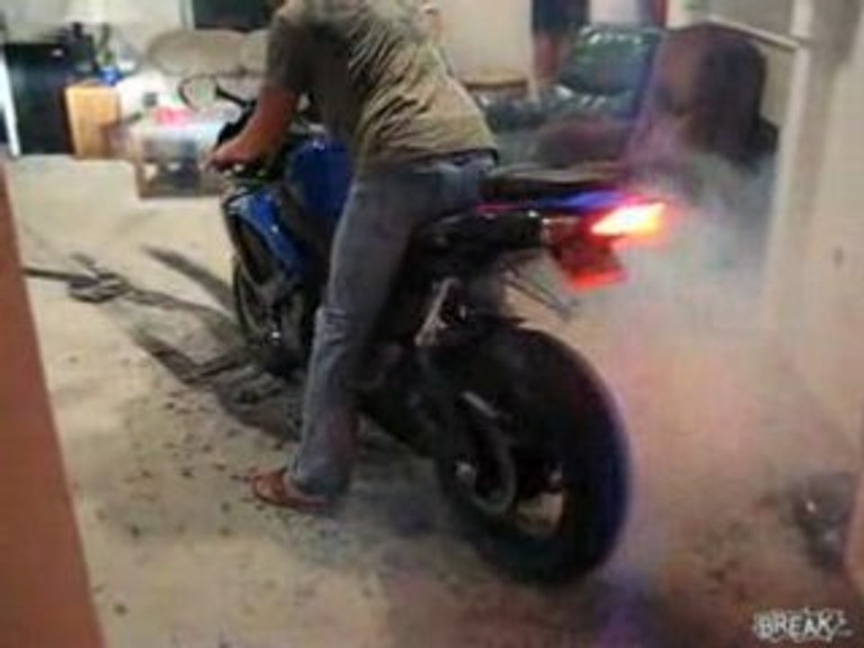 Burn GSXR dans un salon