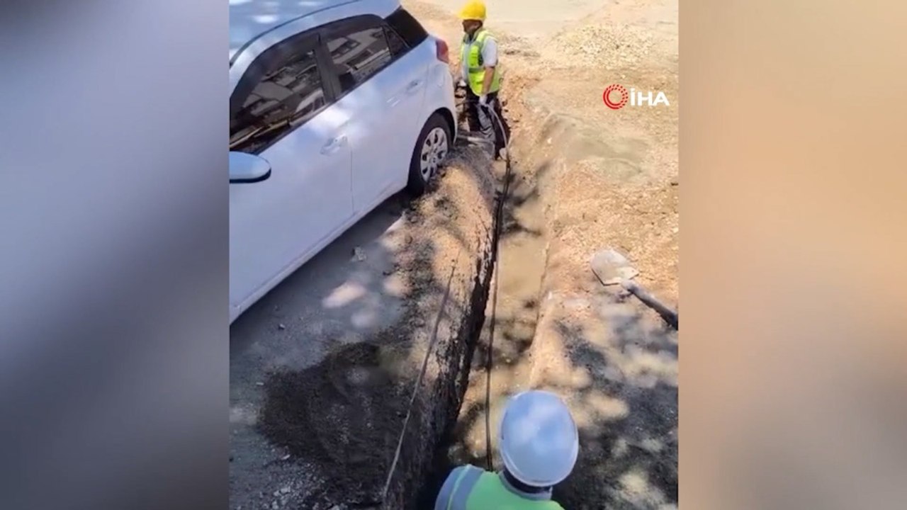 Araç sahibine ulaşılamayınca otomobilin etrafını kazdılar