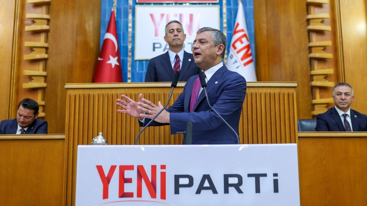 Özgür Özel partileri karıştırdı: Gülme, ilk günün günahı olmaz