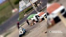 Σοκαριστικό βίντεο δείχνει ρωσικό drone να καταδιώκει πολίτη σε αγορά της Χερσώνας