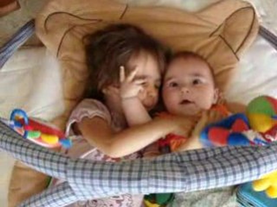 les 2 pépettes sur le tapis de jeu