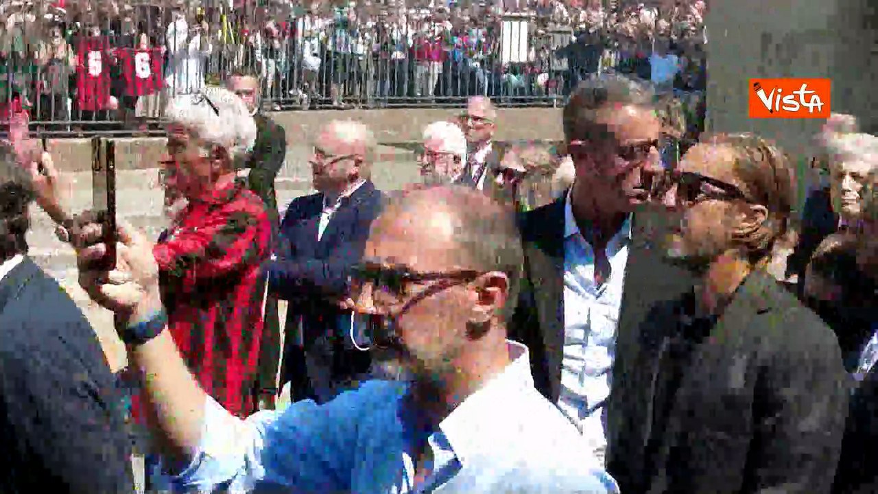 I tifosi salutano Baresi con cori e fumogeni