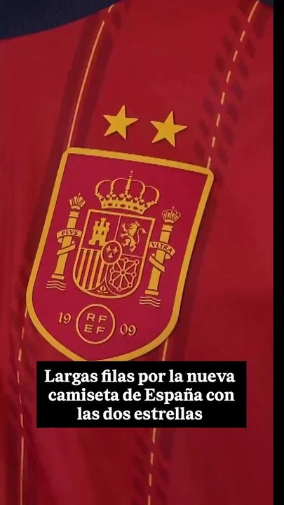 Colas para conseguir la camiseta de la selección con las dos estrellas bordadas