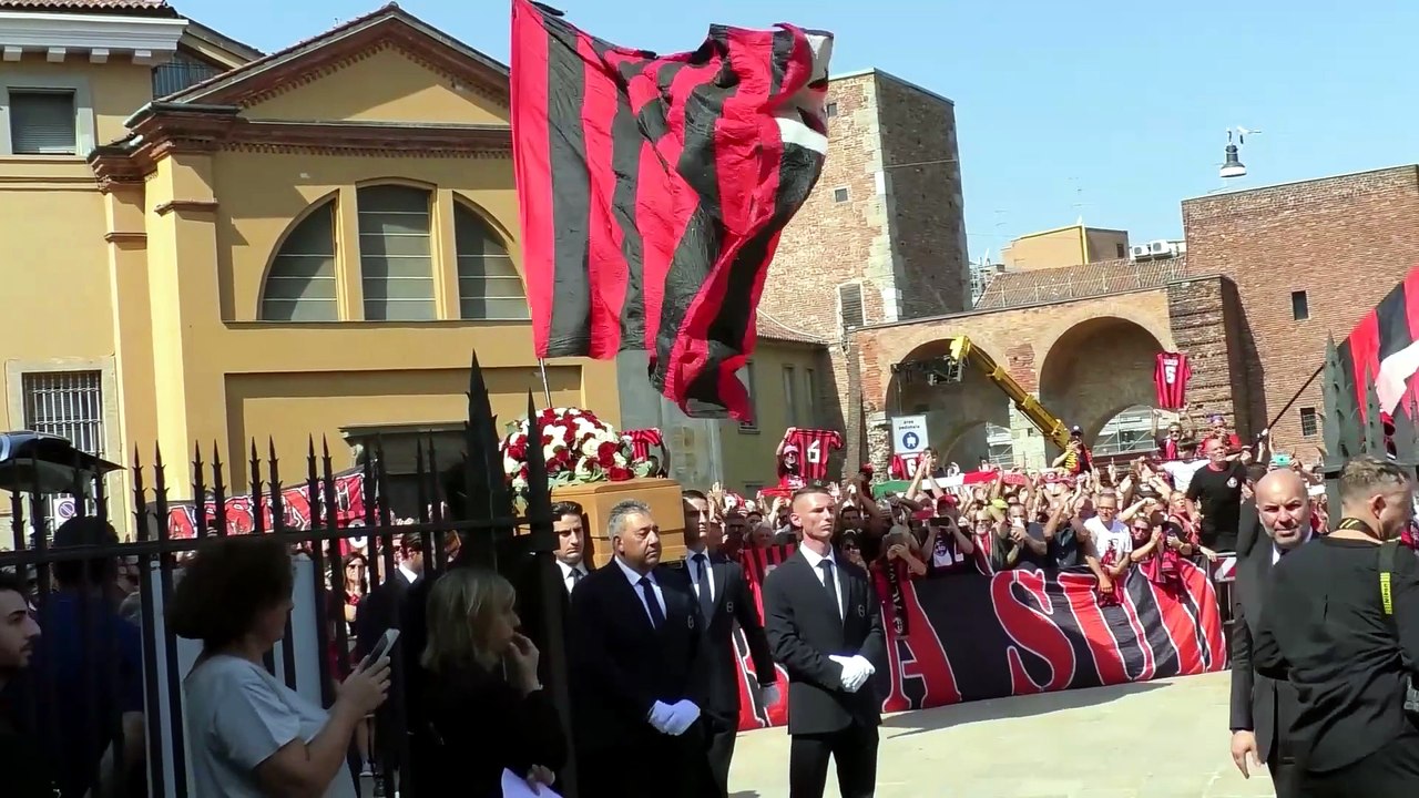 Les chants des fans accompagnent l’arrivée du cercueil dans la basilique de Milan