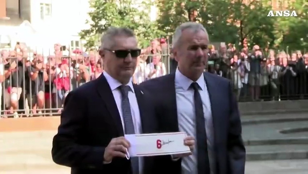 Funerali Baresi: applausi per Maldini e Ranieri, fischi per Sala e Cardinale