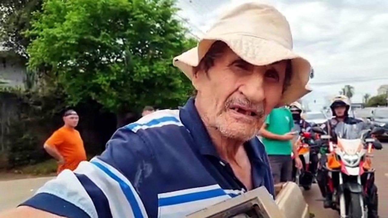 Saveiro bate na traseira de caminhão estacionado no bairro Neva, em Cascavel