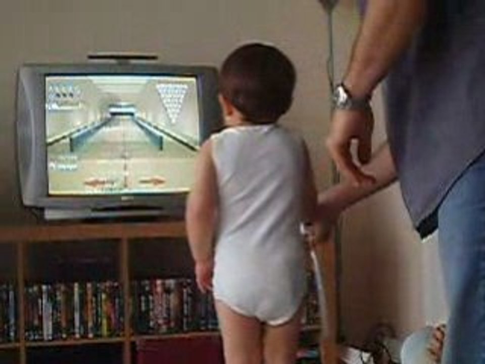 Néo joue à WII sport