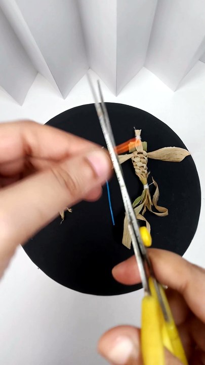 This Paper Clip Hack Turned My Dragonfly Into Home Decor