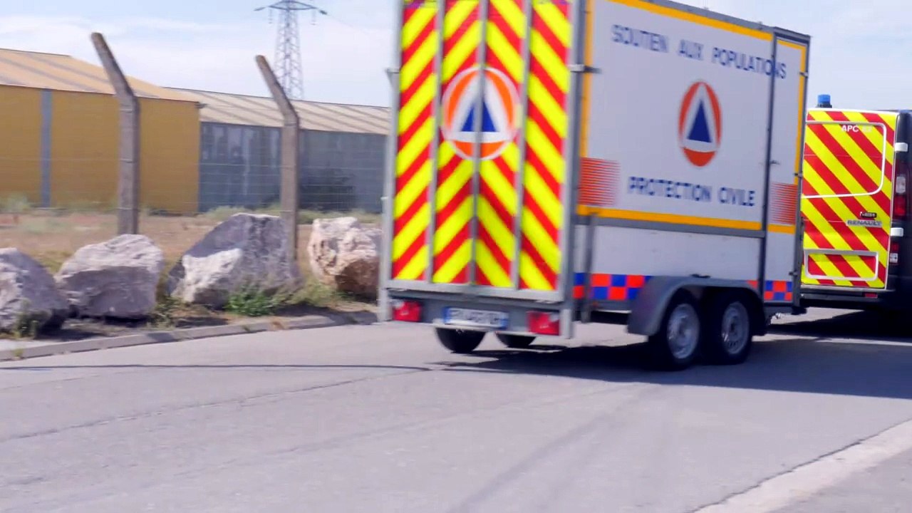 Migrants taken to safety after mega dinghy capsized