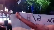 Mientras Milo J y Trueno cantan Tierra Zanta en el Central Park, Dillom muestra la bandera argentina con la inscripción "la patria no se vende"
