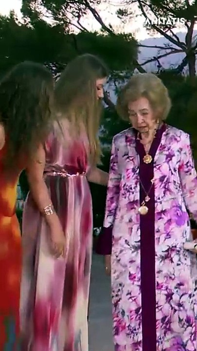 Un año más, la princesa Leonor y la infanta Sofía han vuelto a demostrar la estrecha relación que mantienen con su abuela, la reina Sofía