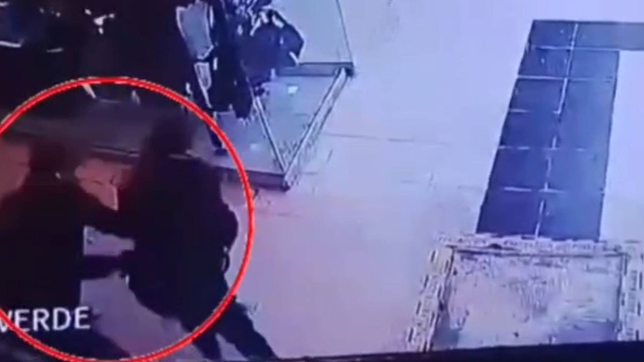 VIDEO | Hombre atacó con gas pimienta a una mujer para cometer un millonario robo en Bogotá