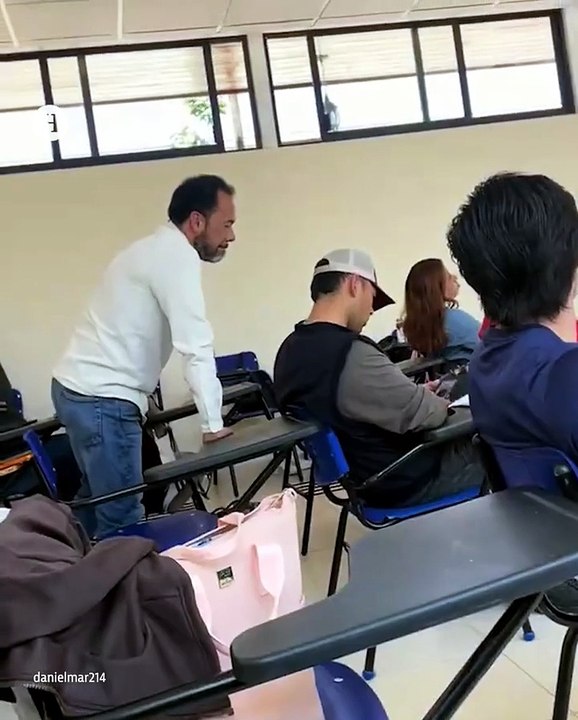 Un alumno se volvió viral tras ser captado muy relajado viendo las redes sociales en su celular,