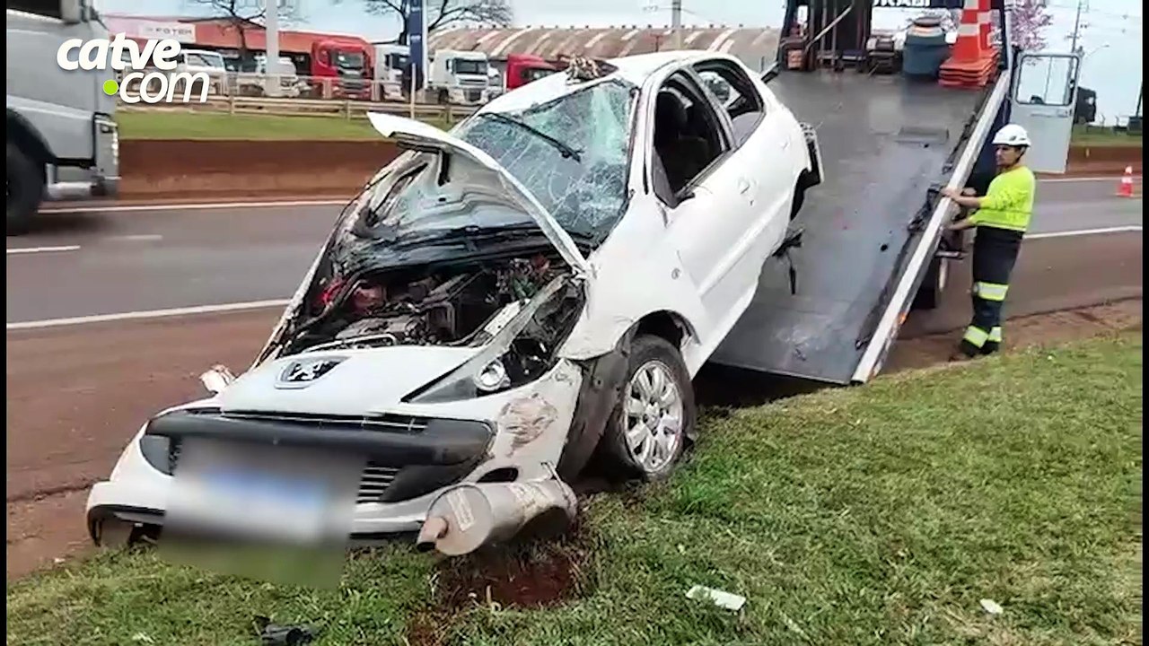 Motorista perde o controle de carro e capota na BR-277, em Cascavel