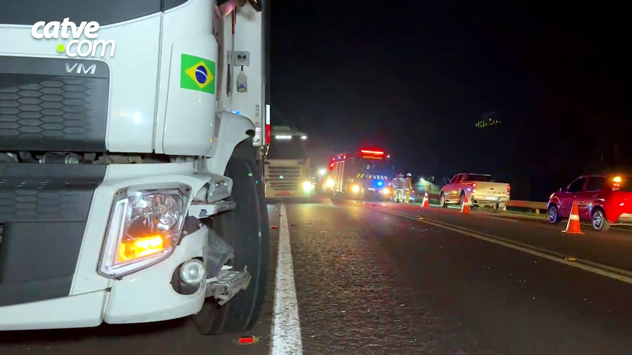 Strada bate de frente com caminhão na BR-277 após tentativa de desvio