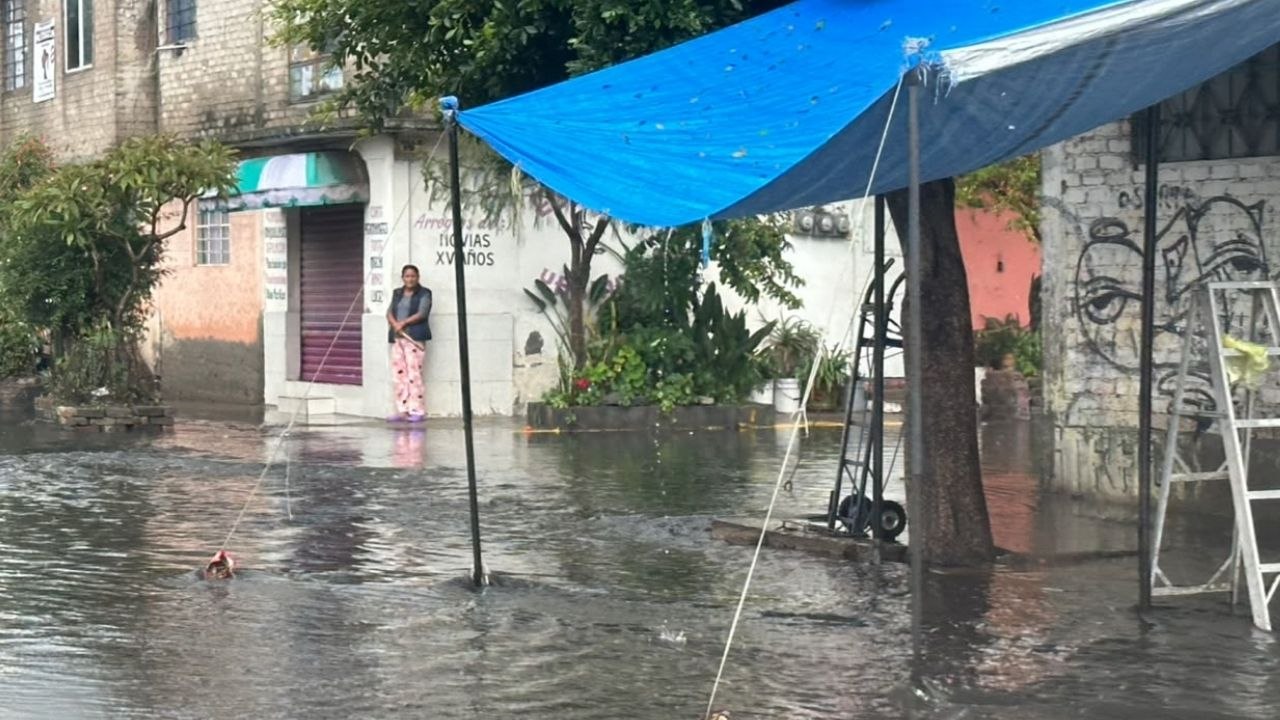 Tormenta convierte las calles de Los Reyes La Paz en ríos de aguas negras en Edomex