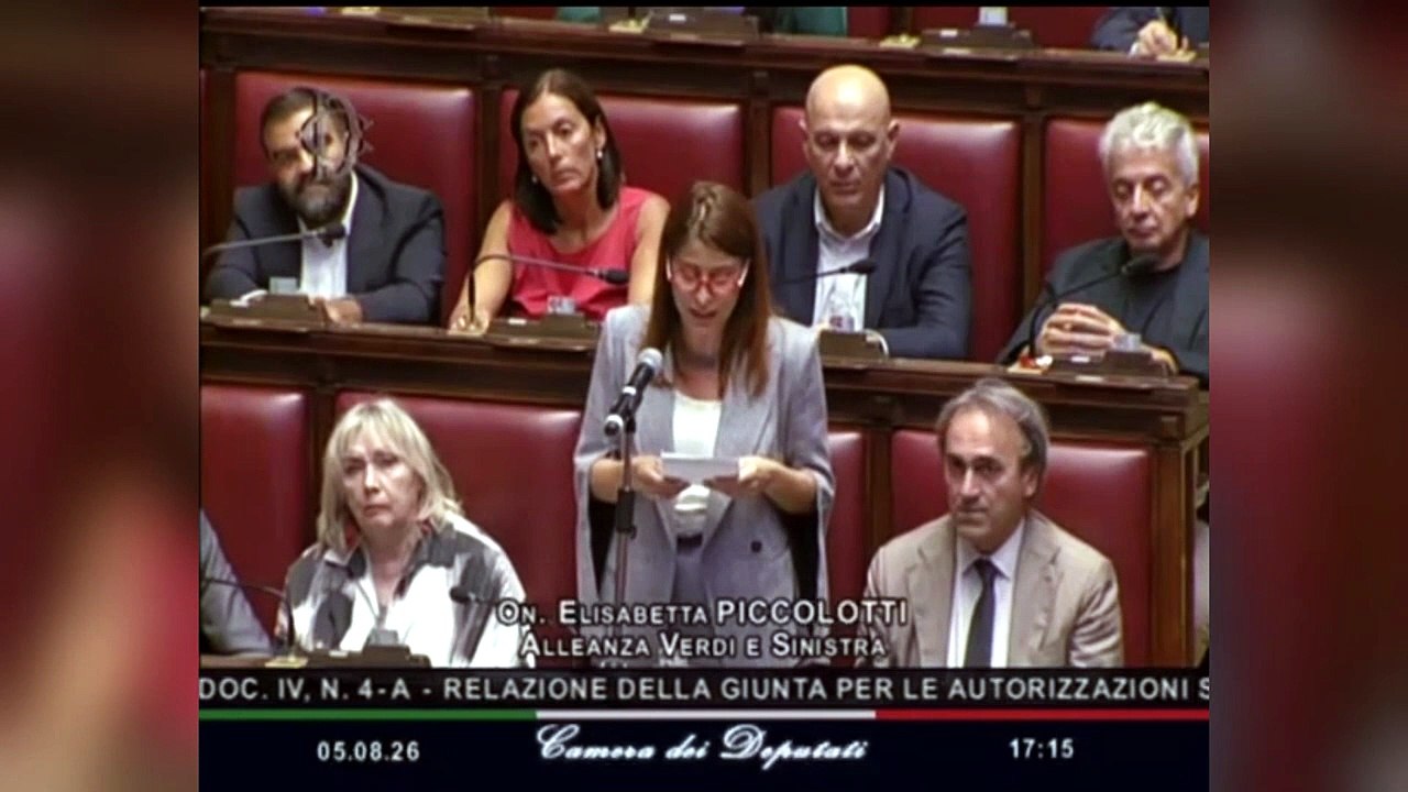 Caso Delmastro, la protesta dei deputati Avs in Aula a Montecitorio con le bende sugli occhi - Video