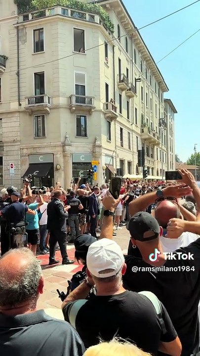 Una bara a testa alta, la bandiera e tantissimi tifosi: come sempre, Franco Baresi