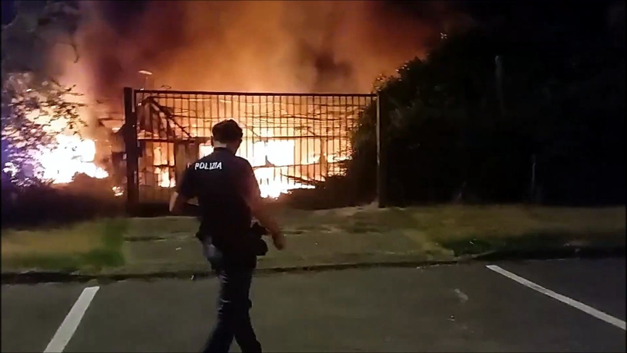 Incendio nella notte a Pieve Emanuele: distrutto un vivaio di piante