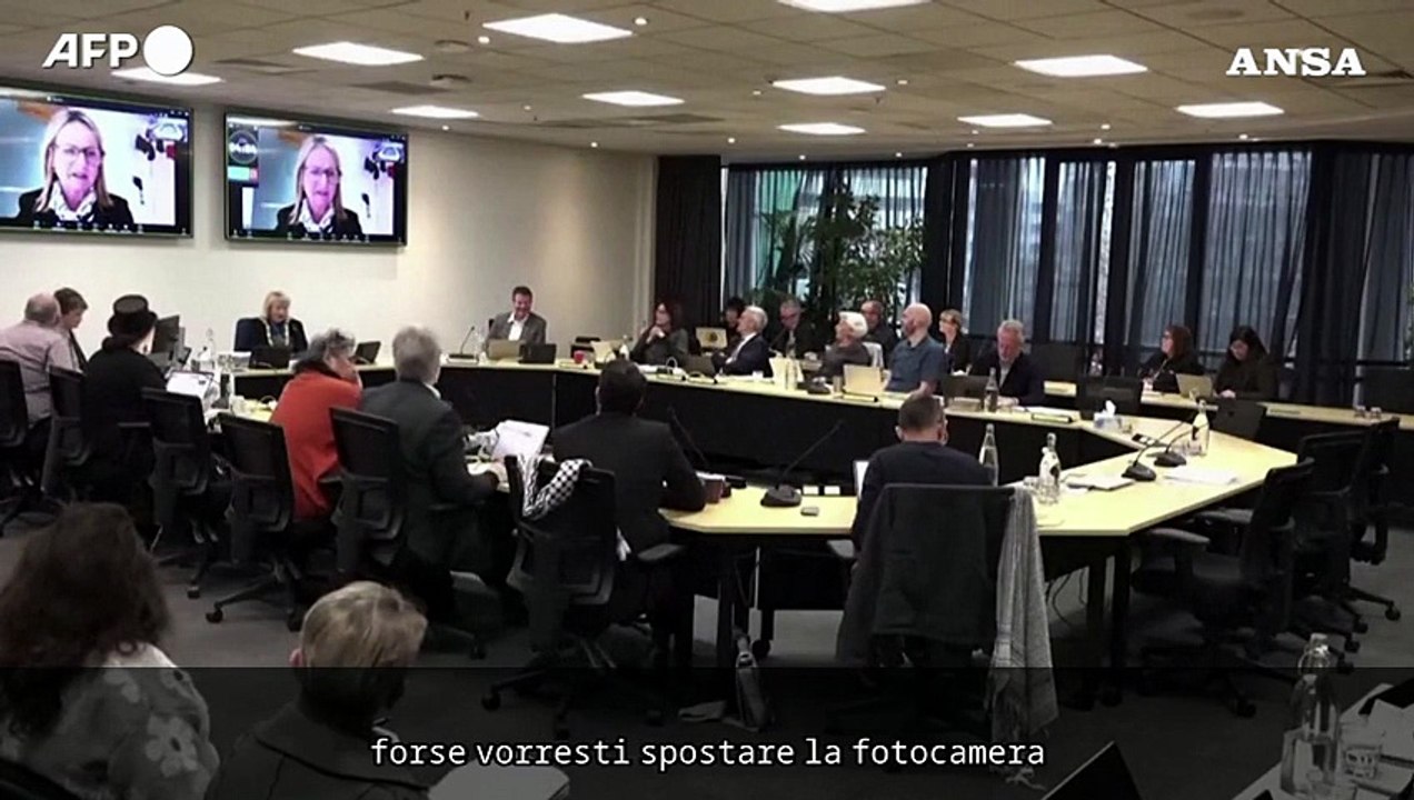 Politica partecipa a un incontro dal bagno, "Vediamo il tuo bucato"