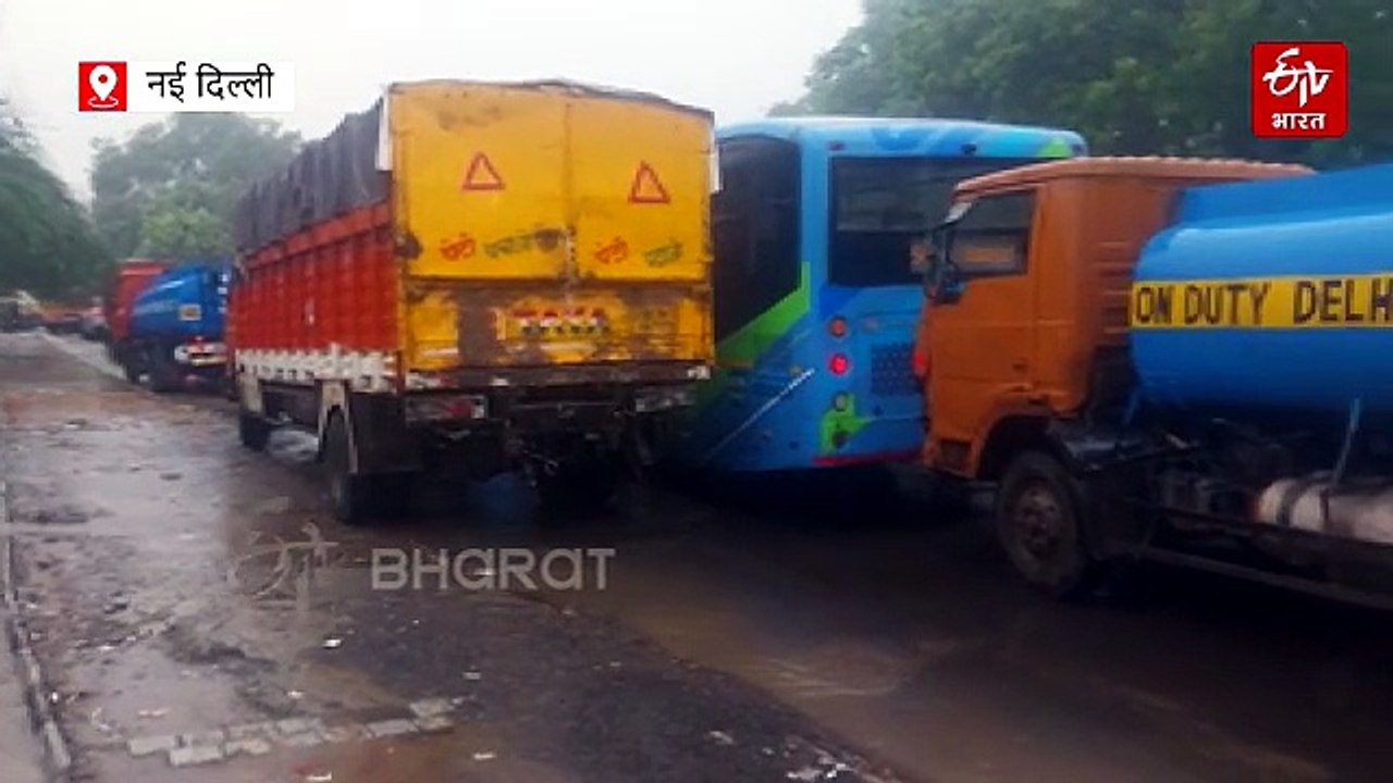 दिल्ली में झमाझम बारिश के बाद कई इलाकों में जलभराव, सड़क पर वाहनों की थमी रफ्तार