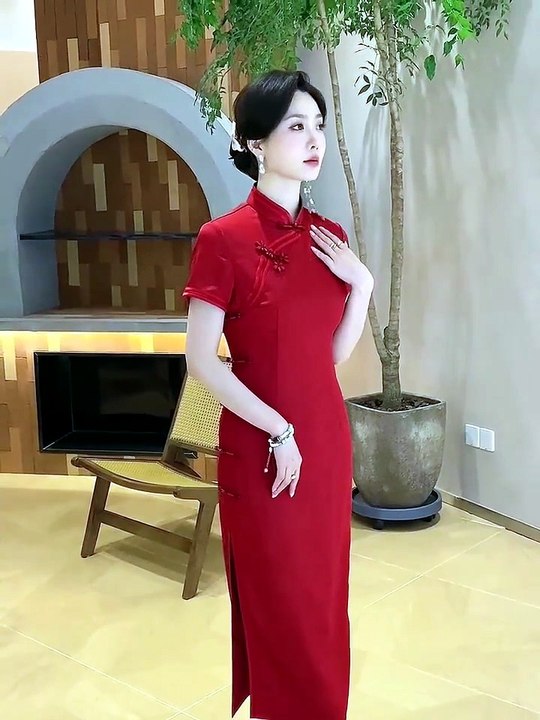 Women's Elegant Red Qipao Dress – Traditional Chinese Cheongsam with Mandarin Collar