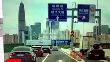 Une barre métallique traverse une voiture après un camion interdit sur une voie surélevée à Suzhou